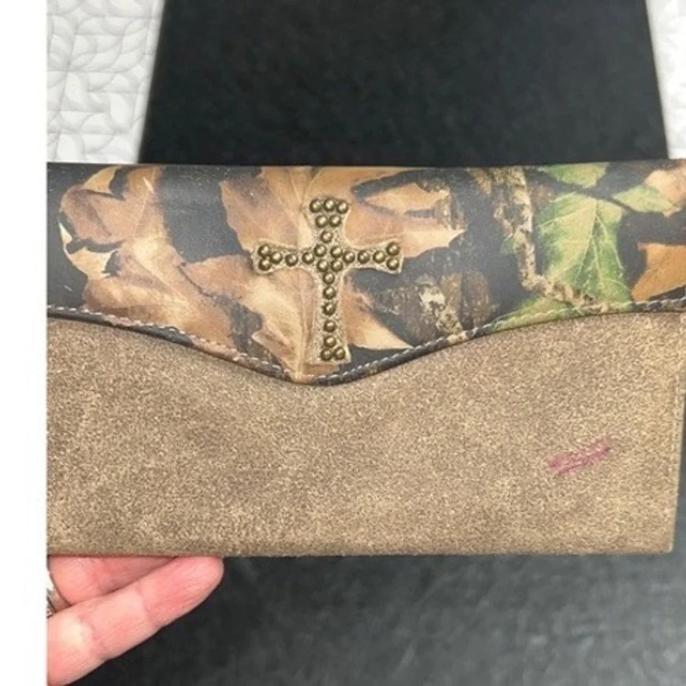 Nocona‎ Mossy Oak Camo Wallet Ladies Brown Western Cross Studded